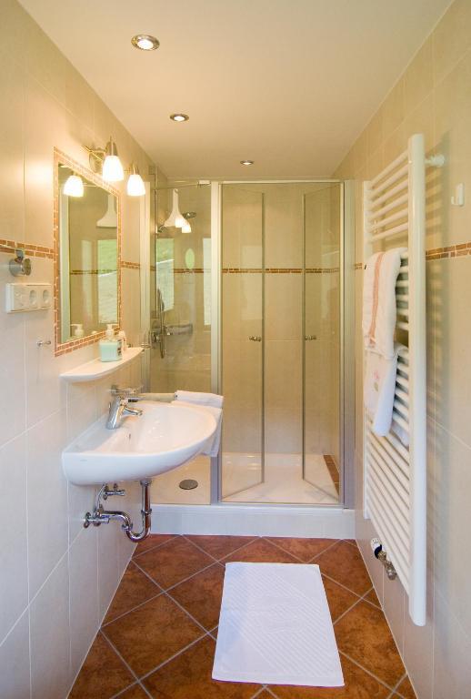 Haus Christl Reit Im Winkl, Kostenloser Parkplatz, 5 Minuten Zum Ortszentrum, Ruhige Lage, Wlan Room photo